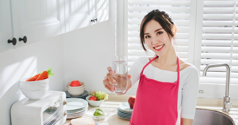 Asian,Housewife,Drink,A,Glass,Of,Water,And,Smile,To woman holding glass of fresh tap water